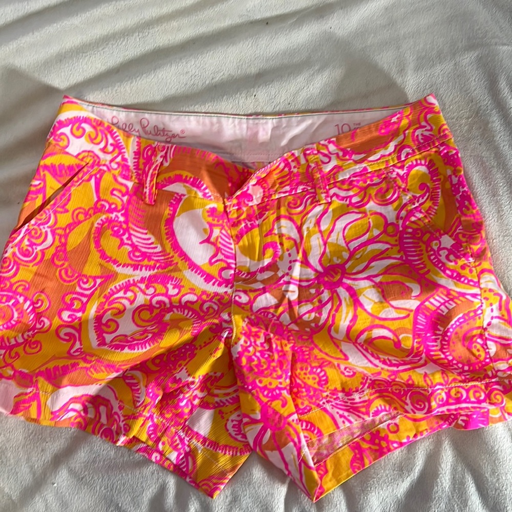 Lilly Pulitzer sz 10 Callahan shorts
Sea and be Seen in Sunshine Yellow